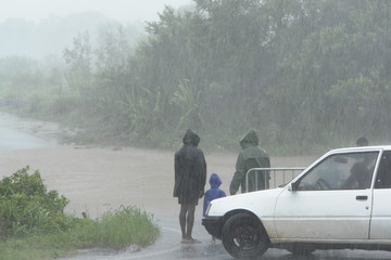 sous la pluie
