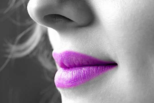 sourire de femme sexy bouche violette