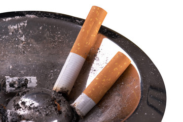 kippen im aschenbecher