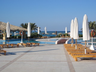 piscine au bord d'un hotel en egypte