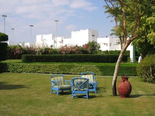 Selbstklebende Fototapeten jardin d'un hotel en egypte © JC DRAPIER