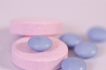 Obraz na płótnie Canvas blue and pink pills macro