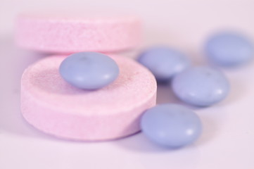 Obraz na płótnie Canvas blue and pink pills