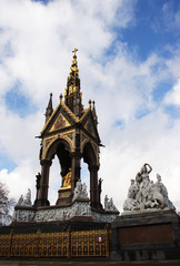 Fototapeta na wymiar Prince Albert Memorial w Kensington Gardens - powrotem