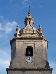 campanario de la iglesia y reloj marcando las 10