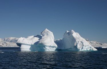 eisberg in der antarktis - 2550764
