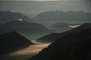 nebelschwaden in den alpen