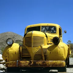 Crédence de cuisine en verre imprimé Route 66 voiture jaune dans le désert