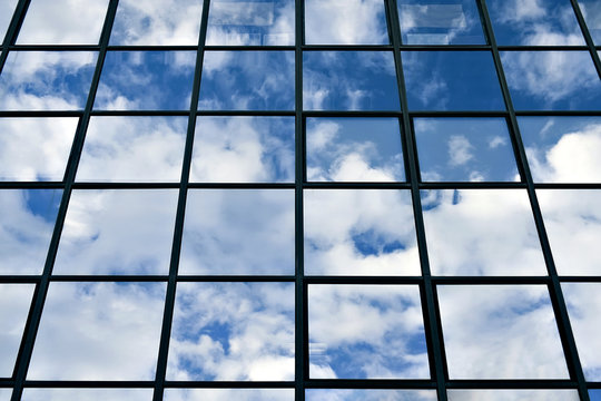 fenêtres d' immeulbe de bureaux ciel bleu