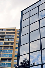 Fototapeta premium contraste entre immeuble de bureau et habitations