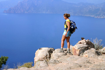 jeune randonneuse en corse