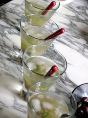 verres à cocktails alignés