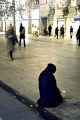 femme voilée sans abri mendiant dans la rue