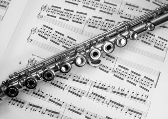 Obraz premium flûte sur une partition de musique