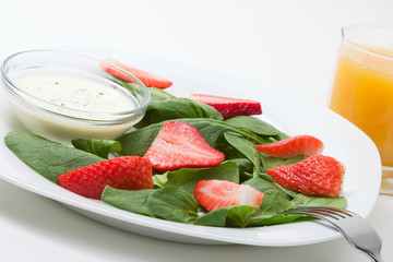 spinach and strawberries salad