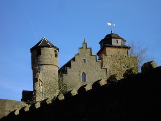 blauer himmel über der burg