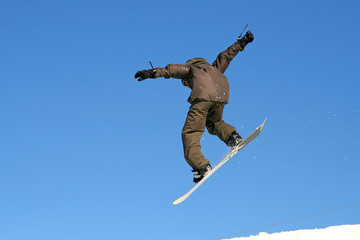 Fototapeta na wymiar saut snowboard