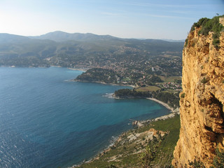 Fototapeta na wymiar cap canaille looking down on the med coast