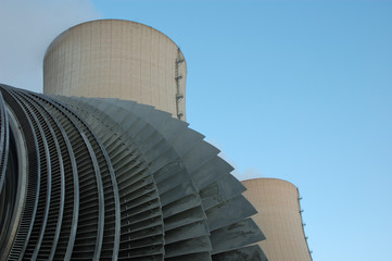turbine und kühltürme eines atomkraftwerks
