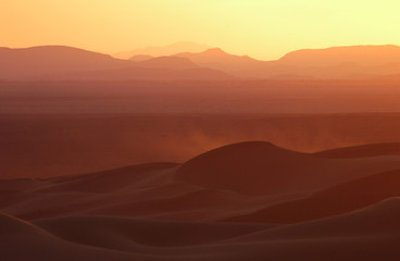 Fototapeta na wymiar zachód słońca nad Sahary