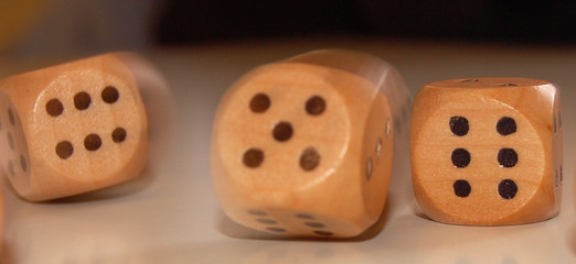 dés qui roulent