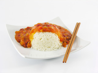 plat chinois et baguettes