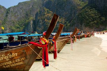 long tail boat, phi phi, thailand - obrazy, fototapety, plakaty