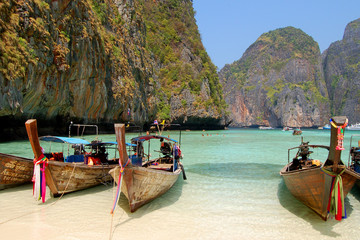 long tail boats, leonardo bay, thailand - obrazy, fototapety, plakaty