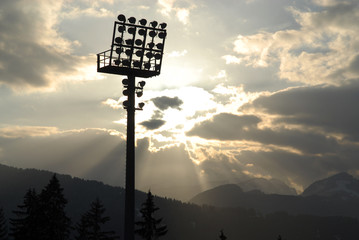 Flutlichtmast im Wolkenmeer / Sportarena -stadion © Christian Smit