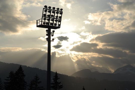 Flutlichtmast im Wolkenmeer / Sportarena -stadion