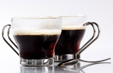 deux tasses de café et cuillère