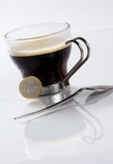 tasse de café et un euro