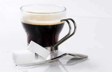 tasse de café et deux sucres