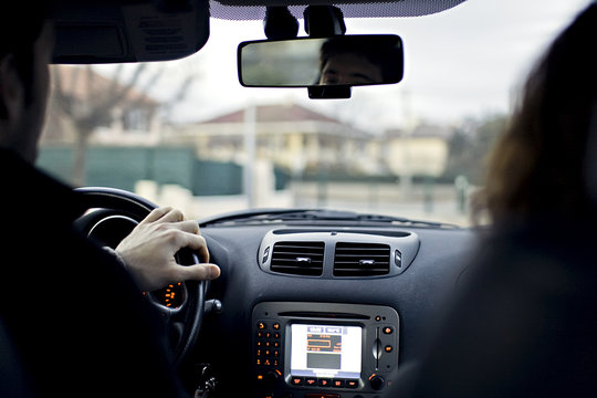 couple en voiture mains sur le volant