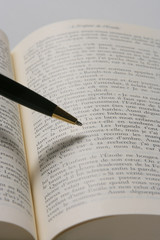 stylo et livre ouvert