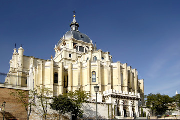 Fototapeta na wymiar Katedra Almudena w Madrycie