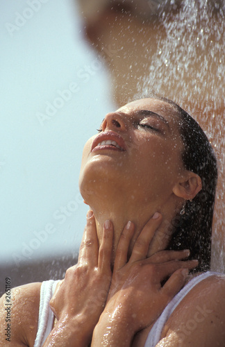 Ragazza Sotto La Doccia quot ragazza sotto la doccia quot immagini e fotografie royalty Ragazza Sotto La Doccia quot ragazza sotto la doccia quot immagini e fotografie royalty