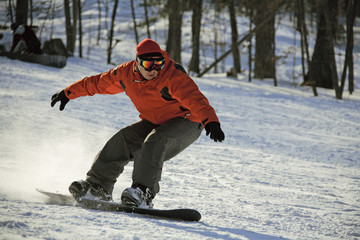 Fototapeta na wymiar przesuwne snowboardzistów na bok wzgórza