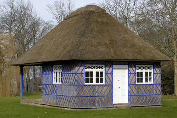 Fototapeta na wymiar thatched roof cottage #2