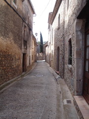Fototapeta na wymiar cobbled street in old castel d'aro