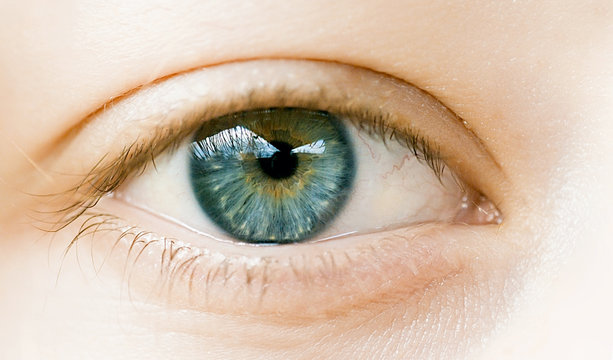oeil de femme bleu vert sérénité en gros plan
