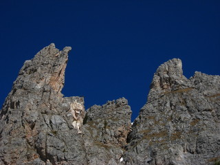 montagna cielo blu scuro