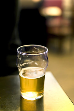 verre de bière a moitié vide alcool en soirée