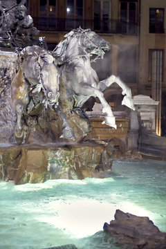 fontaine de la place des terreaux a lyon la nuit