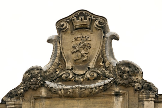 sculpture en pierre avec sceau de la ville de lyon