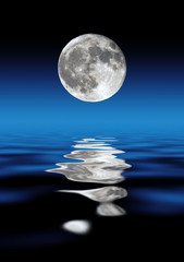Obraz premium full moon over water at night
