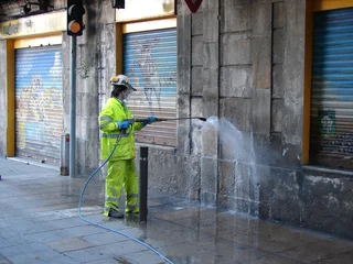  washing a wall of the house. barcelona © Mikhail Zahranichny
