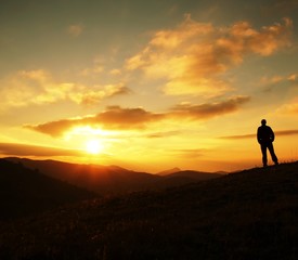 Obraz na płótnie Canvas człowiek sylwetka na zachodzie słońca