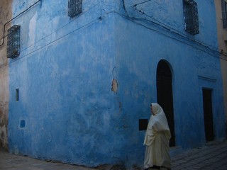 mujer musulmana y casa azul