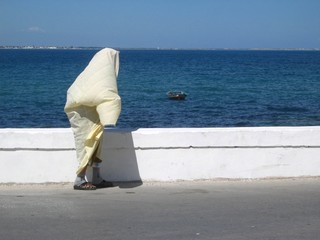 mujer tunecina junto al mar